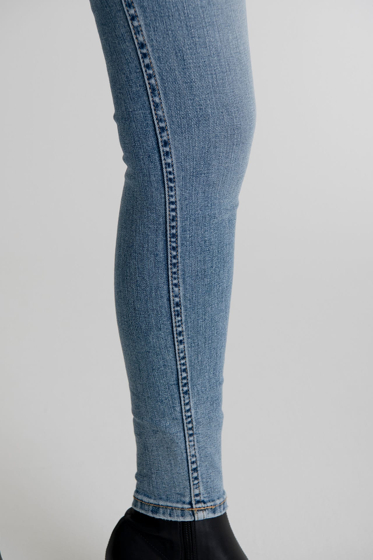 High Rise Skinny Vintage Wash - L. Indigo leg view