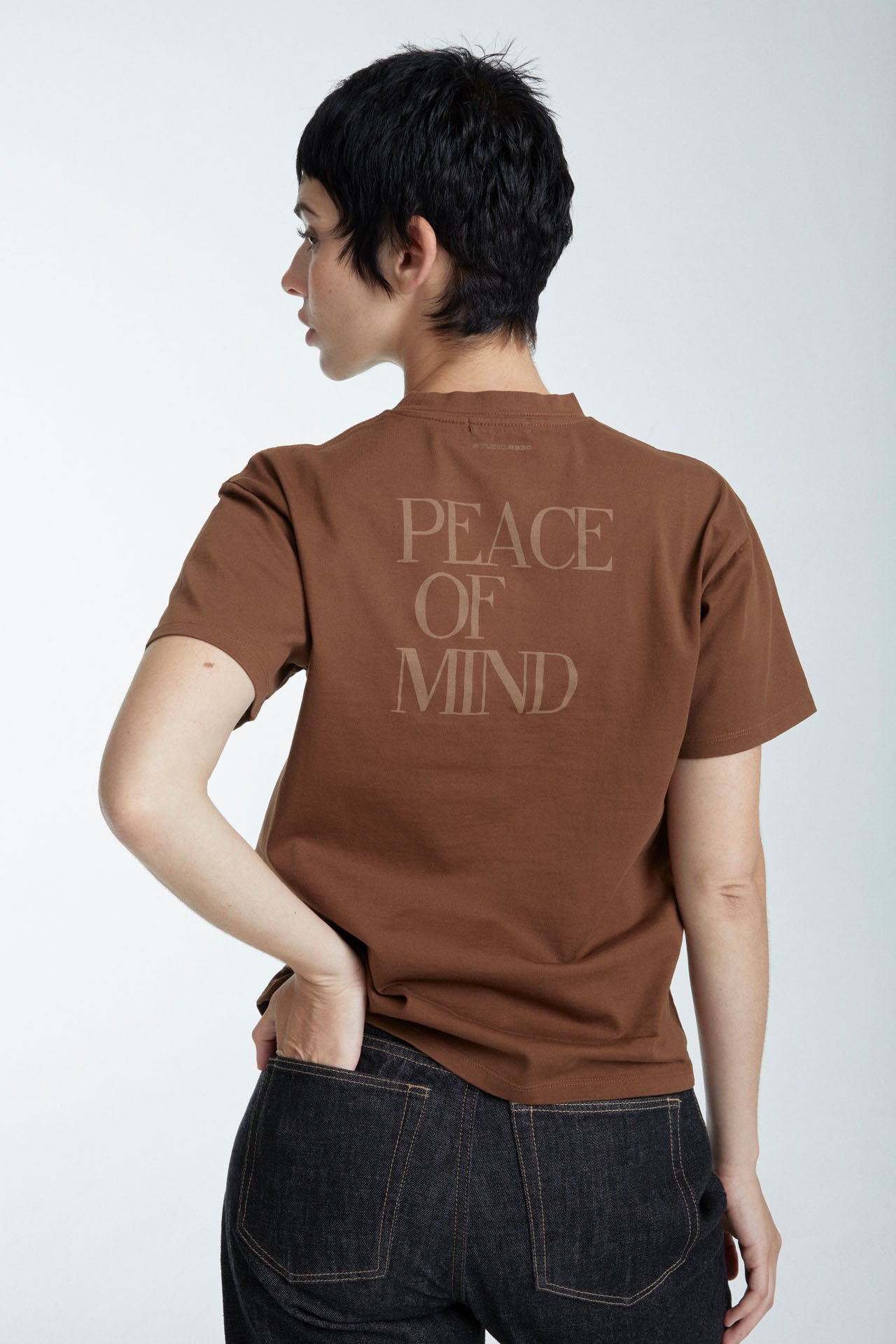 UNISEX "PEACE OF MIND" GRAPHIC TEE Brown