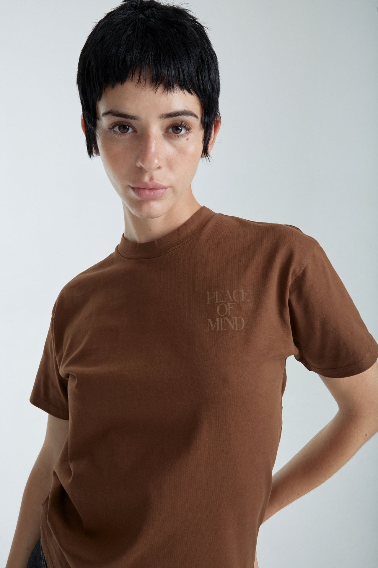 UNISEX "PEACE OF MIND" GRAPHIC TEE Brown