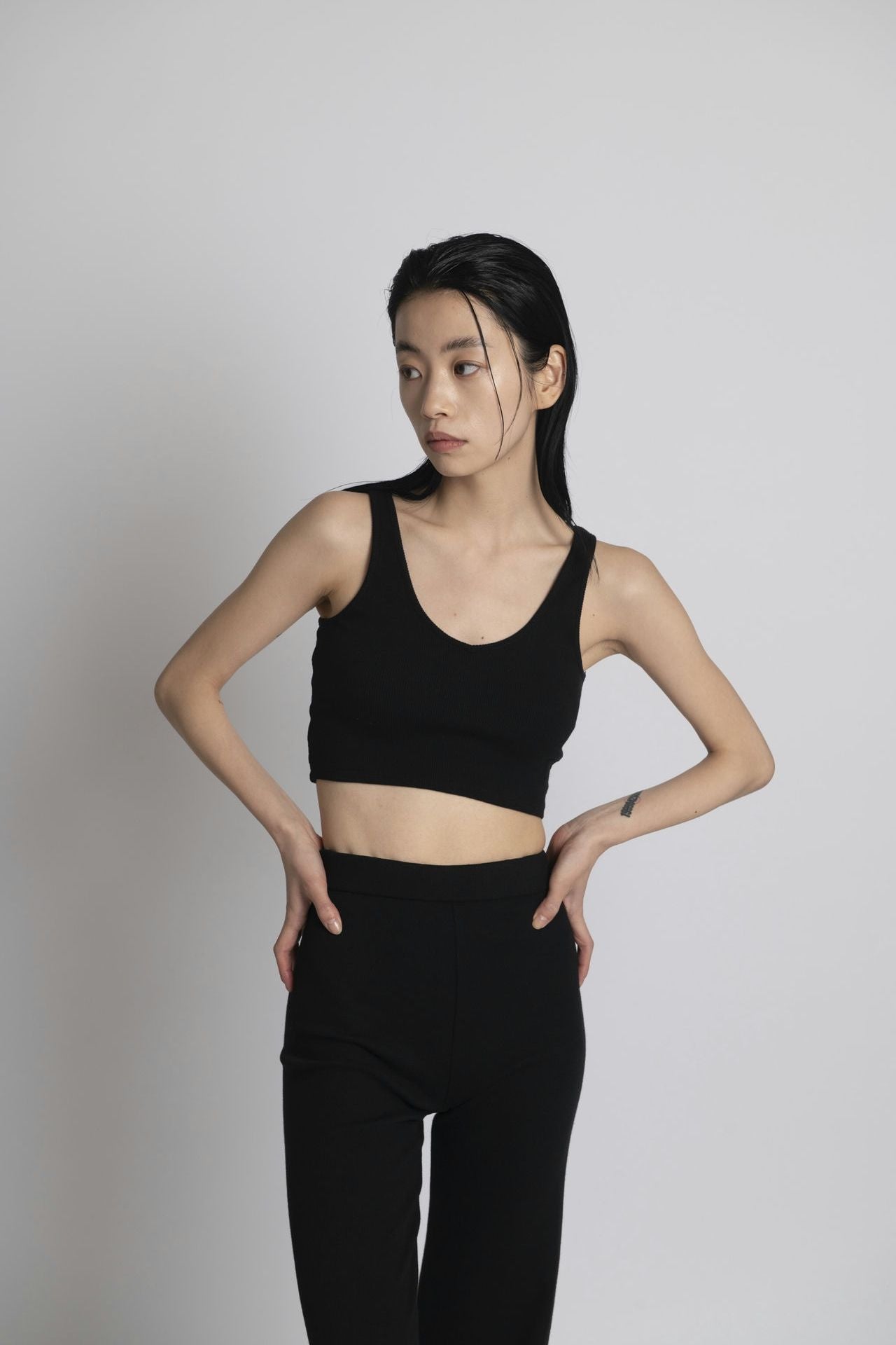 Neo Fitted Cropped Tank Black