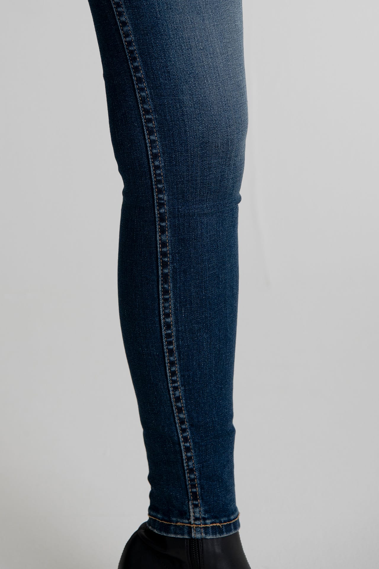 High Rise Skinny Vintage Wash - Dark Indigo leg view