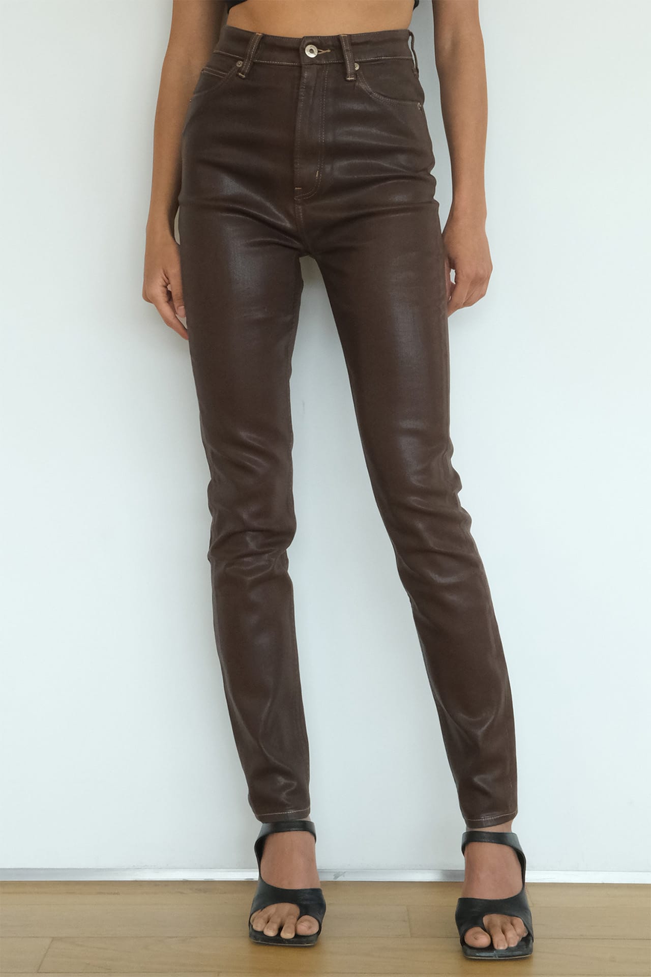 Coated High Rise Skinny - Brown Model half front