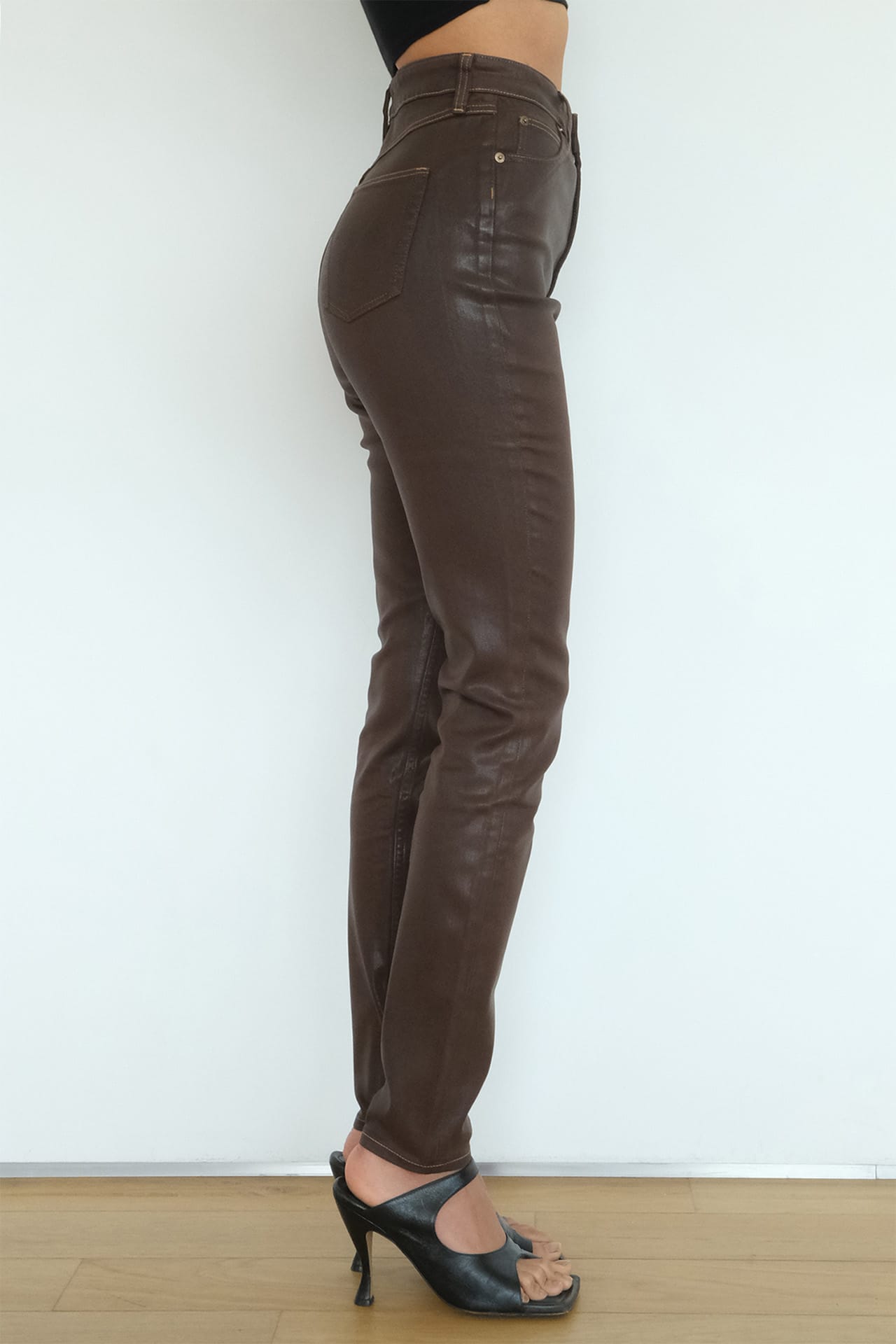 Coated High Rise Skinny - Brown Model half side