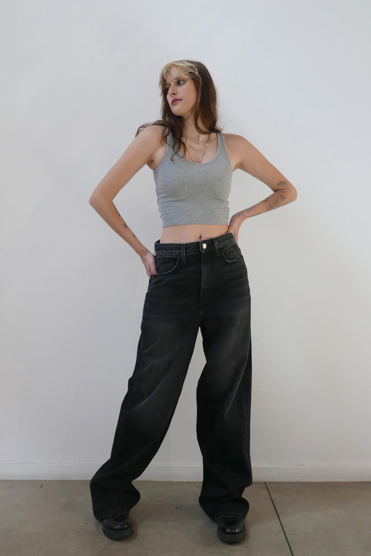 BAGGY WIDE FIT - Black Model front