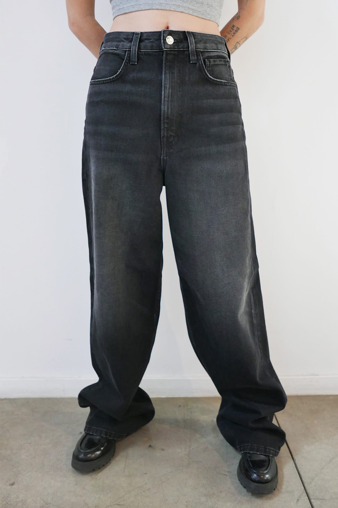 BAGGY WIDE FIT - Black Model front