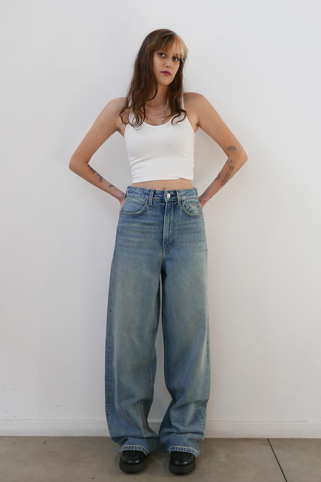 BAGGY WIDE FIT - Light Indigo Model front