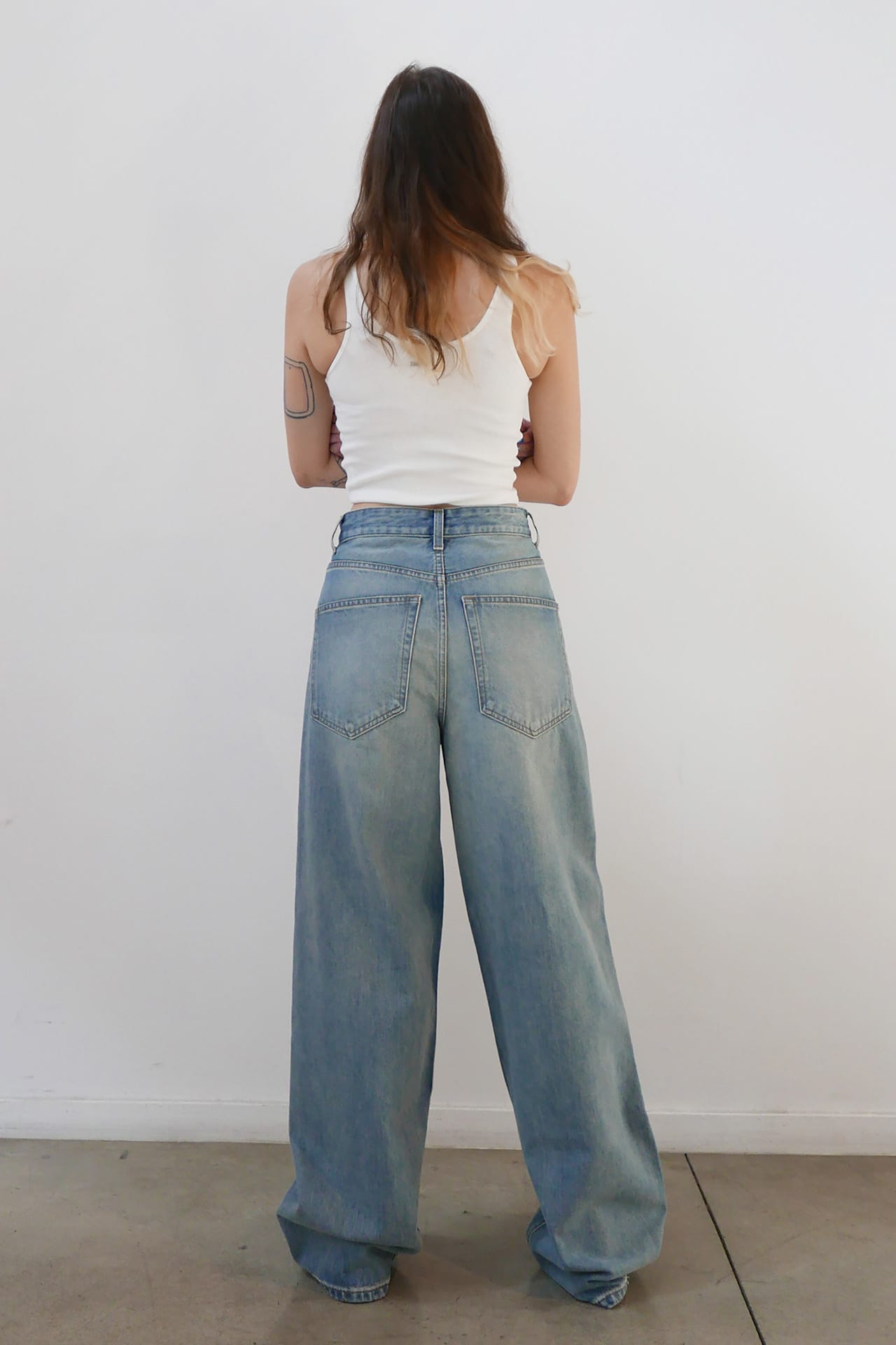 BAGGY WIDE FIT - Light Indigo Model full back