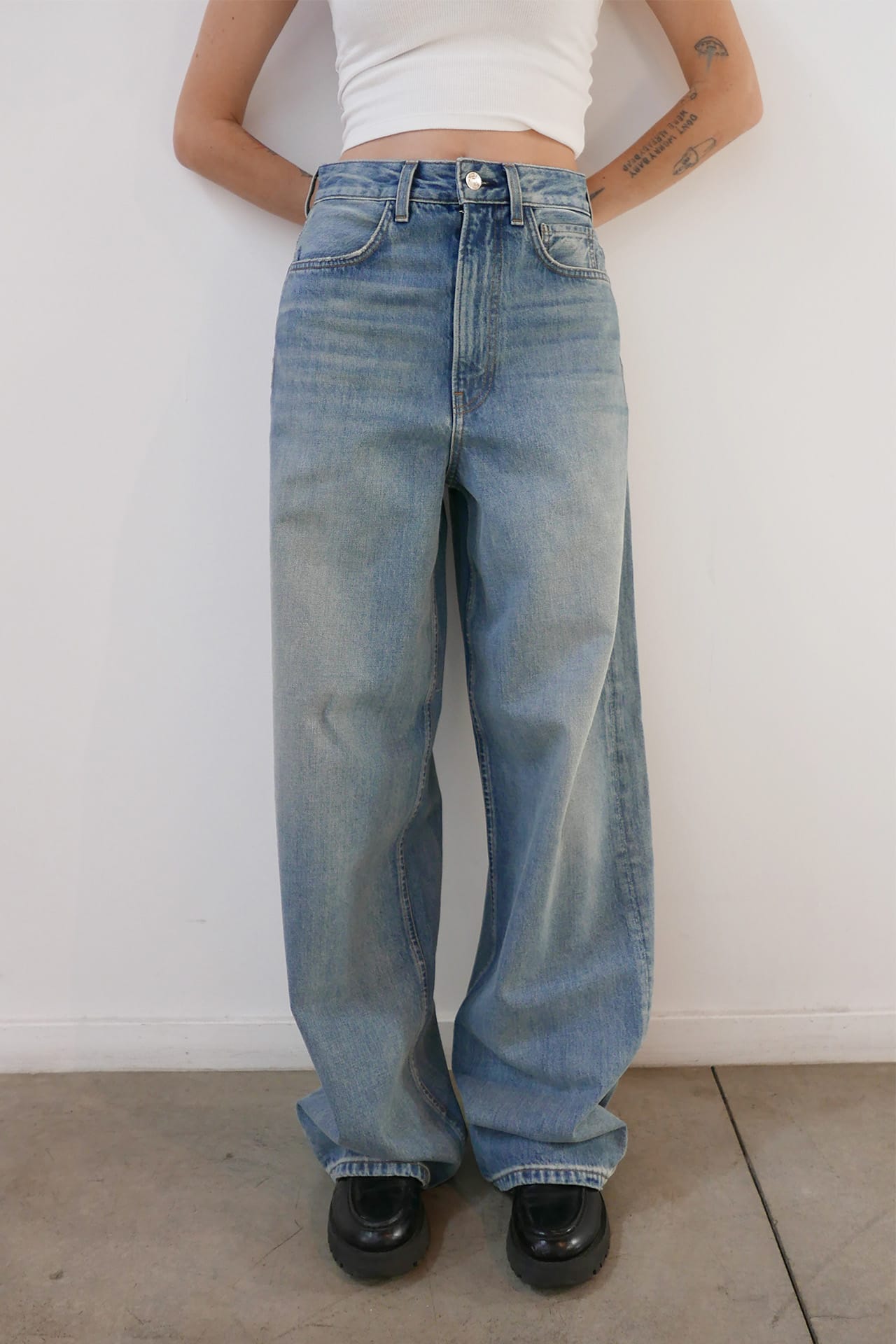 BAGGY WIDE FIT - Light Indigo Model front