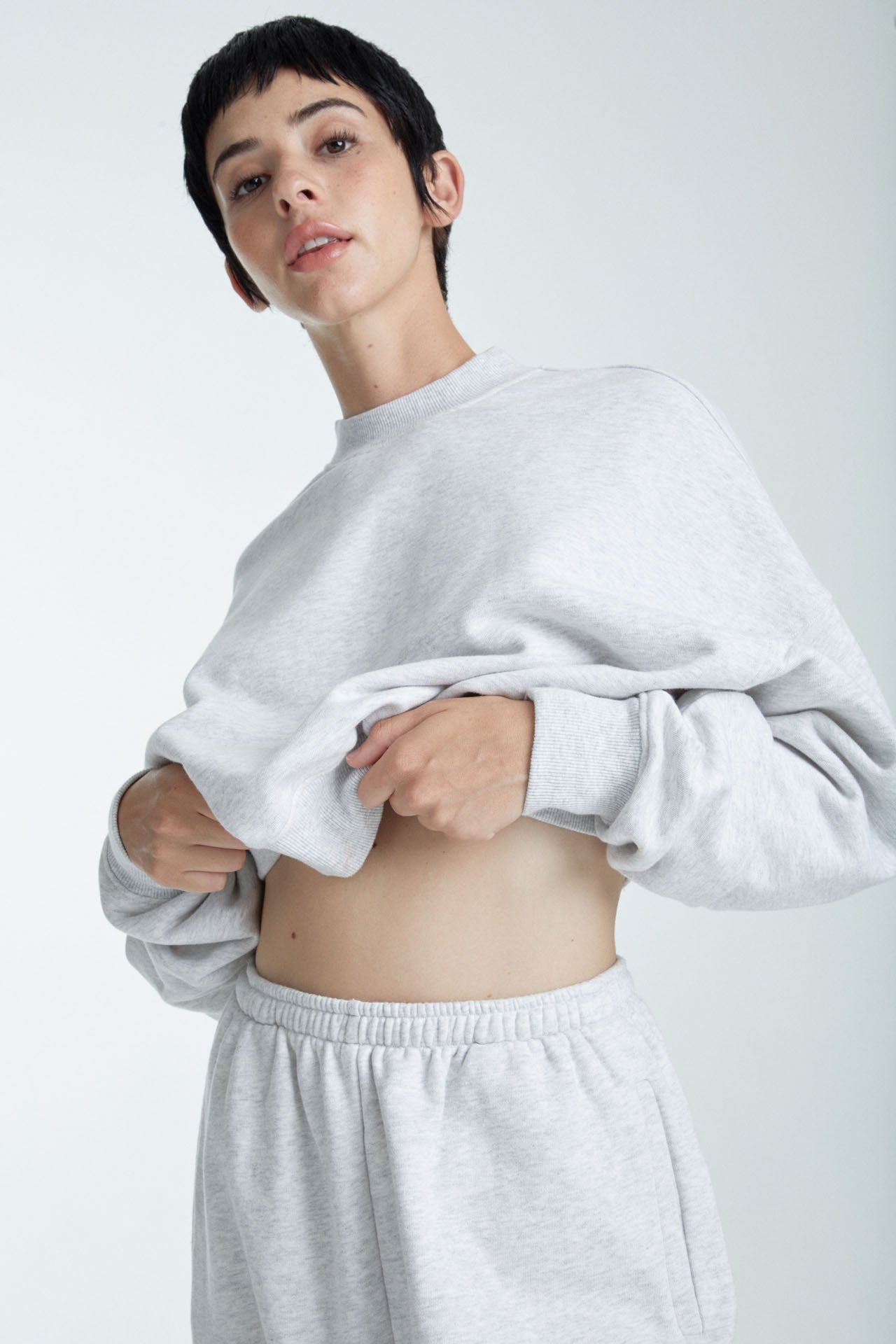 Cropped Mock Neck Crew Sweat – STUDIO R330