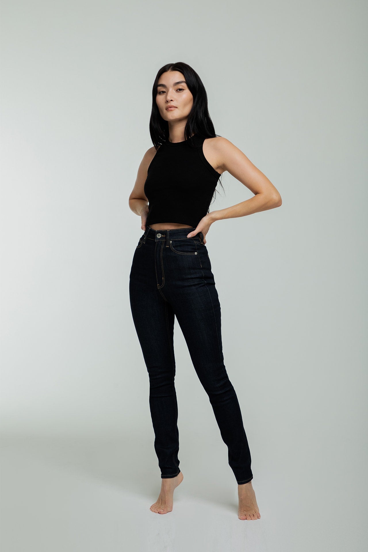 High Rise Skinny - Dark Navy model front